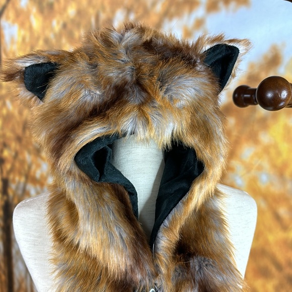 Is this a fox? Hat scarf mittens sneed faux fur fun - Picture 2 of 12